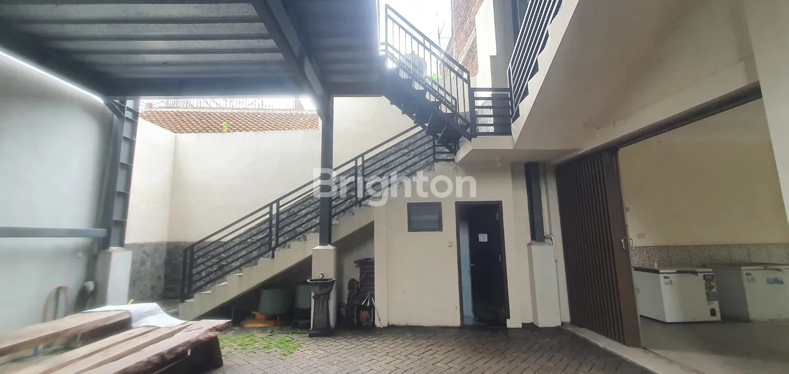 Area tengah rumah dan ruko